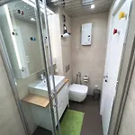 Unique Luxurious Jacuzzi Penthouse Duplex In Center! 2 Baths! Free Parking! Appartamento