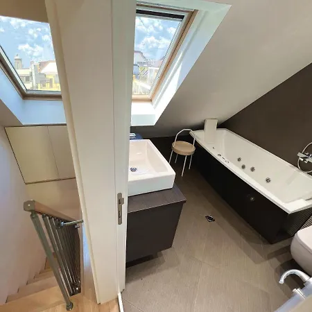 Unique Luxurious Jacuzzi Penthouse Duplex In Center! 2 Baths! Free Parking!