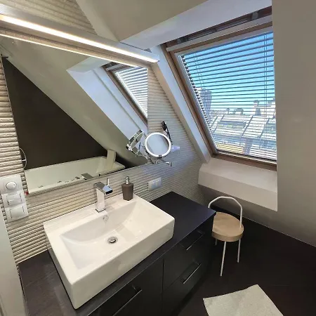 Unique Luxurious Jacuzzi Penthouse Duplex In Center! 2 Baths! Free Parking! Апартаменты София