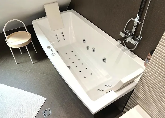 Unique Luxurious Jacuzzi Penthouse Duplex In Center! 2 Baths! Free Parking! Apartment *