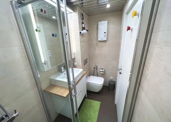 Unique Luxurious Jacuzzi Penthouse Duplex In Center! 2 Baths! Free Parking! Apartment