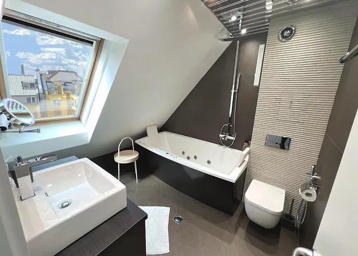 Unique Luxurious Jacuzzi Penthouse Duplex In Center! 2 Baths! Free Parking! Apartment *