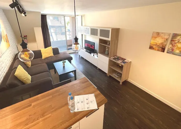 Unique Luxurious Jacuzzi Penthouse Duplex In Center! 2 Baths! Free Parking! *