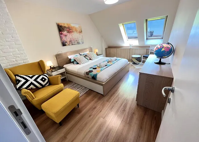 Unique Luxurious Jacuzzi Penthouse Duplex In Center! 2 Baths! Free Parking!