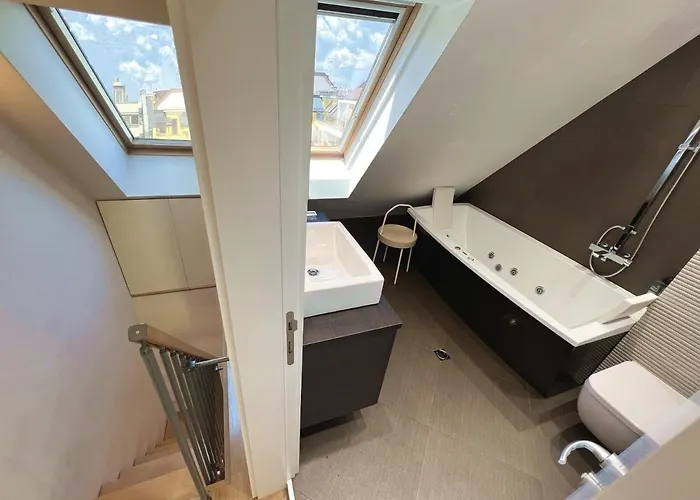 Unique Luxurious Jacuzzi Penthouse Duplex In Center! 2 Baths! Free Parking!