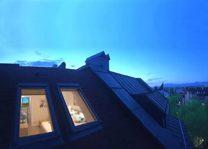 Apartment Unique Luxurious Jacuzzi Penthouse Duplex In Center! 2 Baths! Free Parking!