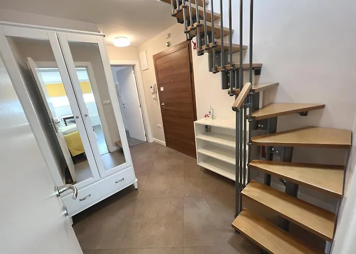 Unique Luxurious Jacuzzi Penthouse Duplex In Center! 2 Baths! Free Parking! Apartment *